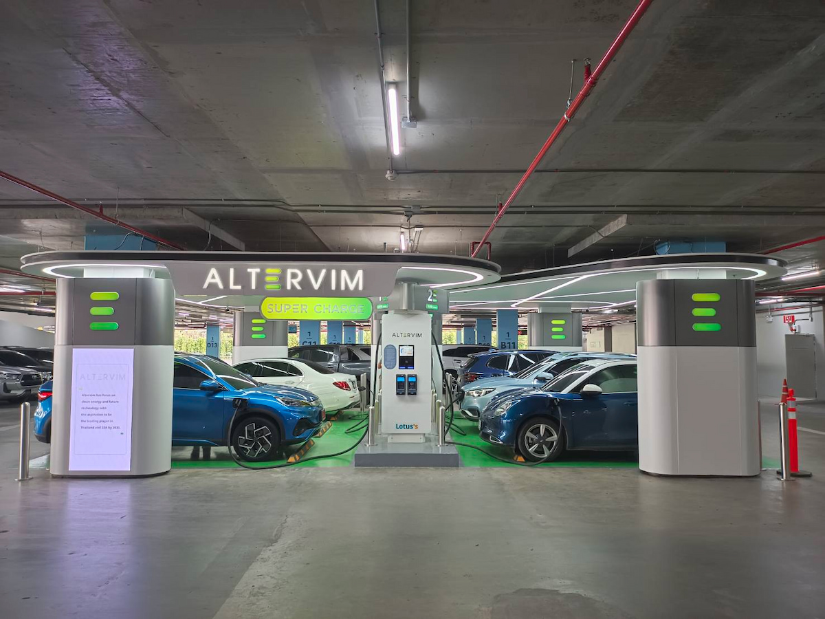 สถานีชาร์จรถไฟฟ้าความเร็วสูง Altervim Super Charge หน้าร้านสะดวกซื้อและห้าง