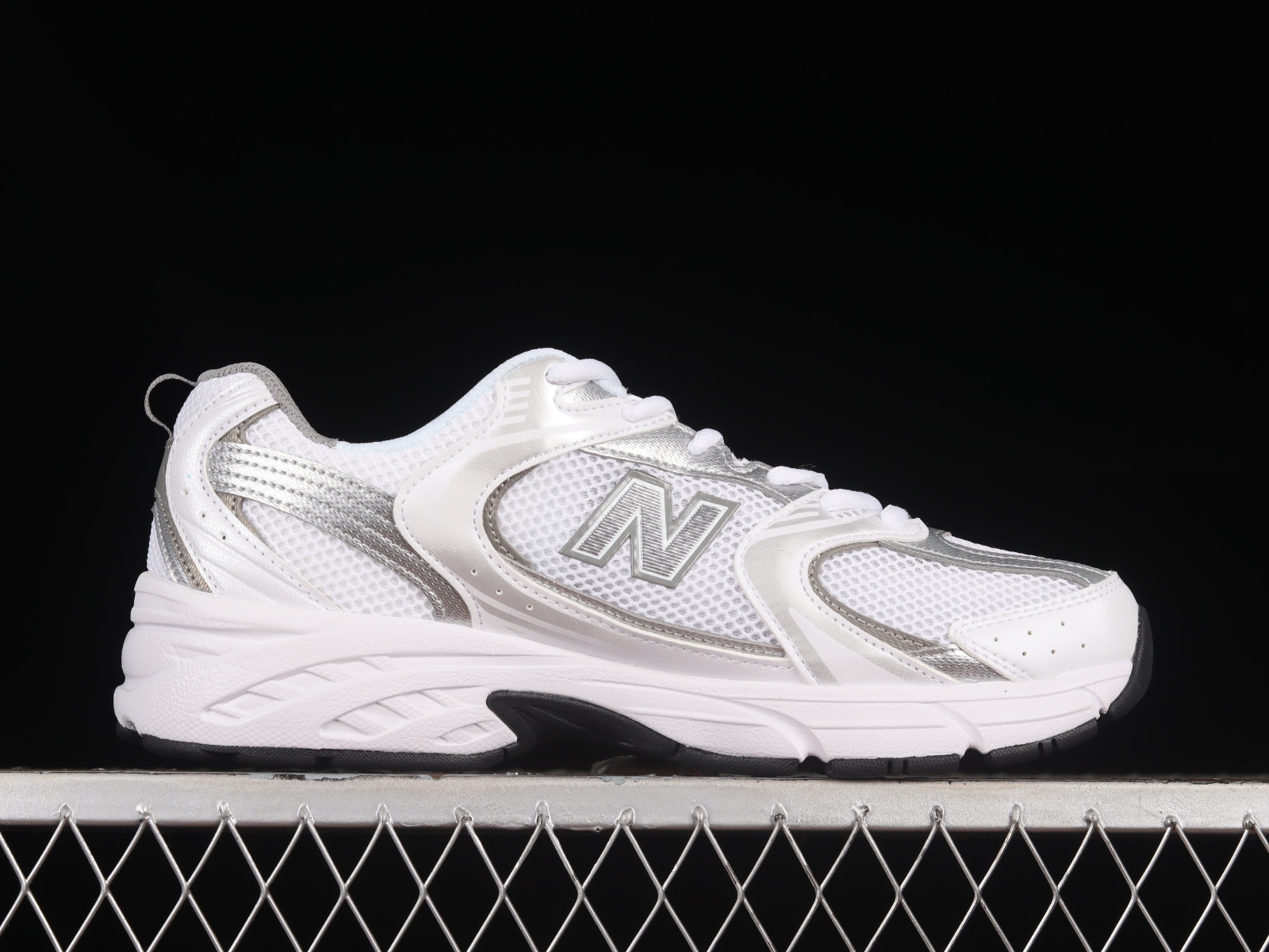 รองเท้าผ้าใบ New Balance 530 สีขาว-เงิน สไตล์เรโทรใส่เดินเที่ยวญี่ปุ่น